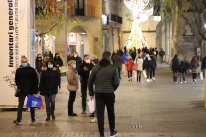 El Eix Comercial de Lleida, muy concurrido ayer por la tarde, último día de compras antes de Reyes y del confinamiento municipal. 