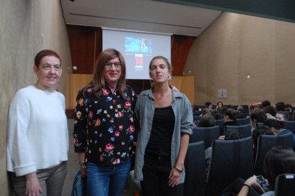 Judith Vives, assessora artística del festival, ahir al costat d’Alexa Través i Alba Barbé al Rectorat.