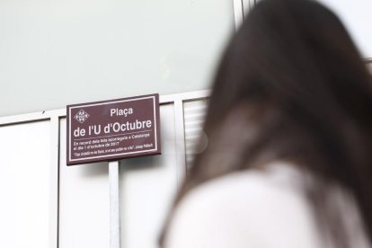 Les plaques de la plaça d'1-O, restaurades