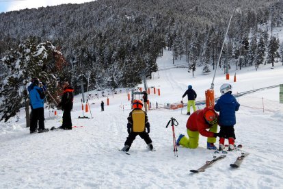 Esquiadors a Port Ainé preparant-se per fer les primeres baixades de la temporada.