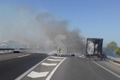 Dos incendis en cinc quilòmetresobliguen a tallar l'A-2 en ambdós sentits de la marxa