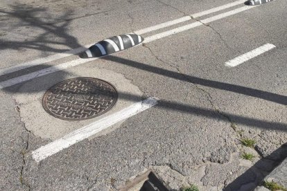 Carril bici perillós en un carrer de Lleida