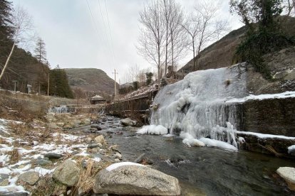 Carámbanos en el curso del río Flamisell, en La Pobla de Segur, donde se registraron 9º bajo cero.