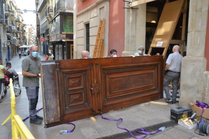 El momento de la retirada de la puerta de la Diputación.