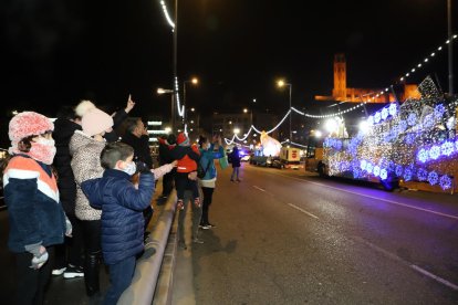 Melchor, Gaspar y Baltasar recorrieron en el Bus Turístic distintos barrios de Lleida sin anunciar el trayecto para evitar aglomeraciones.