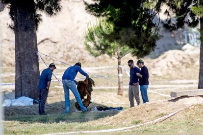 La policía científica recabando pruebas en el solar de El Prat.