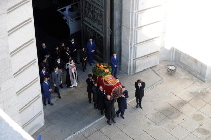 Familiars del dictador traient a l’espatlla el fèretre del Valle.