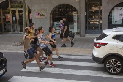 Alumnos del curso ayer en uno de los ejercicios de artes de calle.