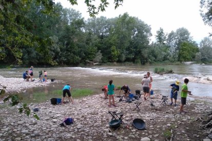 Imatge d’arxiu d’una activitat de recerca d’or al riu Segre a Balaguer.