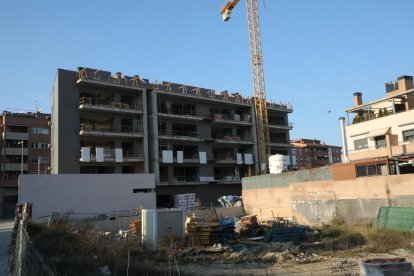 Un edificio en construcción en la ciudad de Lleida.