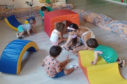 Una de las actividades en el primer día de funcionamiento del casal en la Llar d’Infants l’Era. 