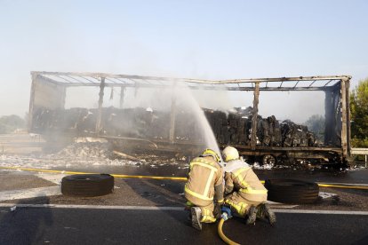 Les cues generades pel tall de l’autovia a causa dels dos incendis van ser quilomètriques.