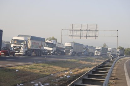 Les cues generades pel tall de l’autovia a causa dels dos incendis van ser quilomètriques.