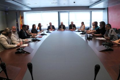 Imatge de la reunió que van mantenir ahir a la seu de Treball.