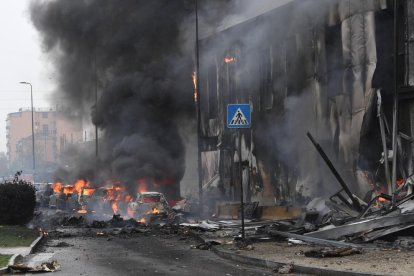 Moren 8 persones, entre elles un nen, en estavellar-se un avió contra un edifici a prop de Milà