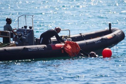 Miembros de los GEAS, esta semana, en la costa de Barcelona.