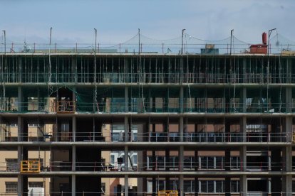 Imagen de un edificio de viviendas aún en construcción.