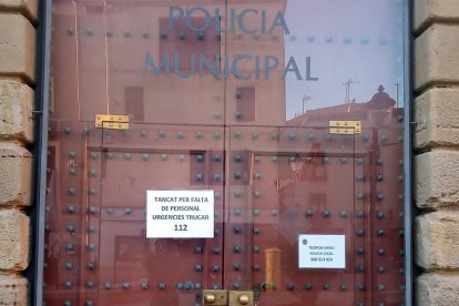 El cartel que había ayer en la oficina de la Policía Local de Cervera. 