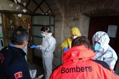 Los bomberos acudieron el lunes a la residencia de mayores de Solsona. 