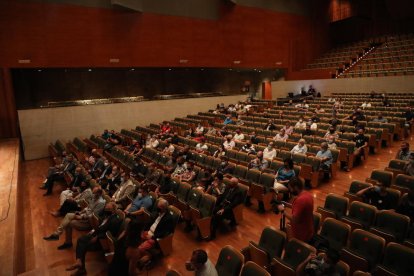 Los asistentes en el Auditori al acto de presentación del inicio de temporada del fútbol leridano.