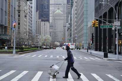 Las calles de Nueva York inusualmente vacías después de que se decretara a inicios de semana el confinamiento de los ciudadanos.