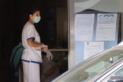 Una mujer con una mascarilla entra en la residencia de mayores Orpea Loreto en Madrid.