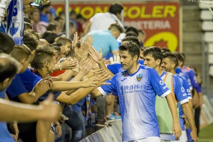 Los jugadores del Lleida, con Álex Felip al frente, saludan a la afición del Gol Nord tras ganar al Nàstic.