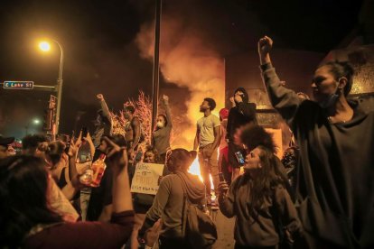 Tercera noche de disturbios para reclamar justicia por un crimen racista de la policía. 