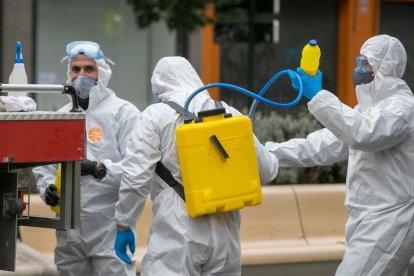 Efectivos de la UME durante la desinfección de residencias.