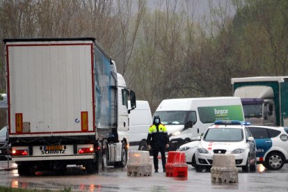 Uno de los controles policiales impuestos en las entradas de los municipios de la Conca d’Òdena,.