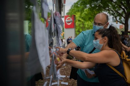 Trabajadores de Nissan pegan carteles como signo de protesta en un concesionario de la marca nipona.