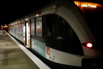 El tren de La Pobla haciendo sonar su silbato en Balaguer.