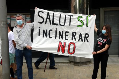 Una setantena de persones es concentren davant la delegació del Govern a Lleida contra el projecte de Nova Tracjusa