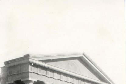 Fachada del Museo cuando estaba en el antiguo Mercat de Sant Lluís, fotografiado por Josep Porta.