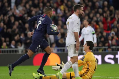 Mbappé recull la pilota després de marcar el 2-1 davant de la decepció de Carvajal i Courtois.