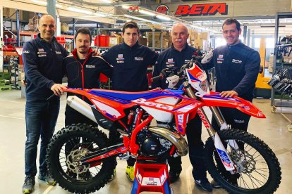 Ramon Quer, en el centro, posando junto a su nueva moto y parte del equipo Beta Trueba.