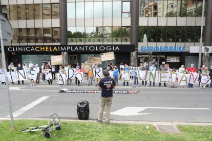 Els manifestants ahir davant de la delegació del Govern.