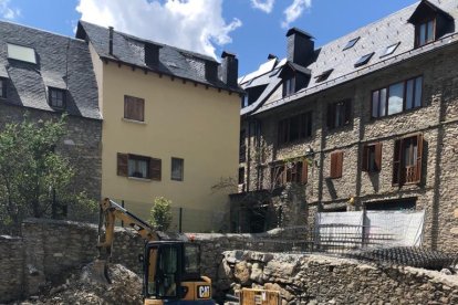 Imatge de les obres per aixecar la porta d’accés a Salardú.