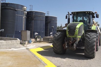 Imatge d’arxiu d’un tractor descarregant una cisterna de purins a la planta de Tracjusa, a Juneda.