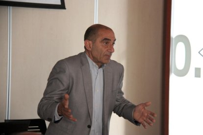 Alfred Rodríguez Picó en un momento de su ponencia en la Seu d'Urgell.