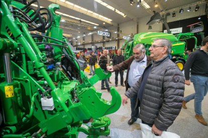 Agricultores observan maquinaria en la Feria de Zaragoza, con gran presencia de firmas de Lleida.