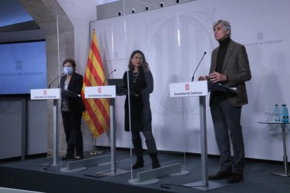 La secretaria de Salud Pública, Carmen Cabezas, la portavoz del Gobierno, Patrícia Plaja, y el conseller de Salud, Josep Maria Argimon.