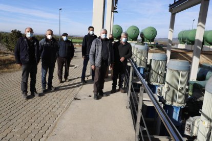 La junta de regantes y los operarios del Algerri-Balaguer ayer en la estación de Castelló de Farfanya.