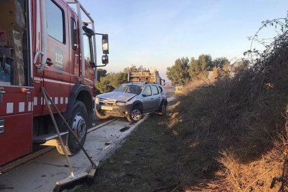 En Almenara Alta un turismo se salió de la vía.