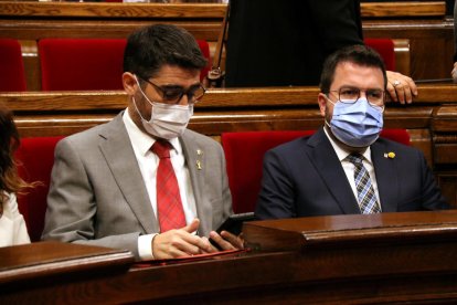 El president i el vicepresident del Govern, Pere Aragonès i Jordi Puigneró, durant el ple al Parlament d'aquest dimecres.