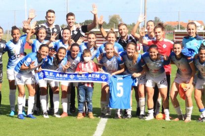 Astudillo y Corral pugnan por un balón.