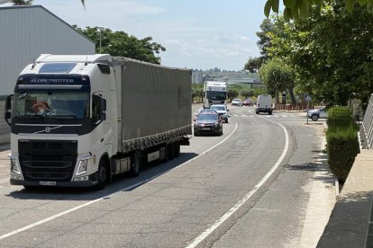 Vehicles circulant ahir per l’N-II al seu pas per Bell-lloc.