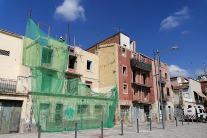 Operarios trabajando ayer en el edificio de la plaza del Dipòsit que está en proceso de derribo.