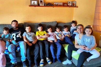 Fotografía de la familia Valerio Espinosa de La Seu d’Urgell, con sus 8 hijos. 