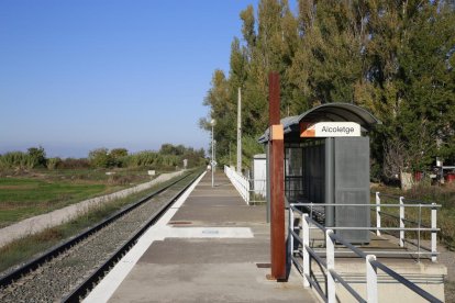 El baixador haurà de tenir una marquesina similar a la d’Alcoletge, a la imatge.